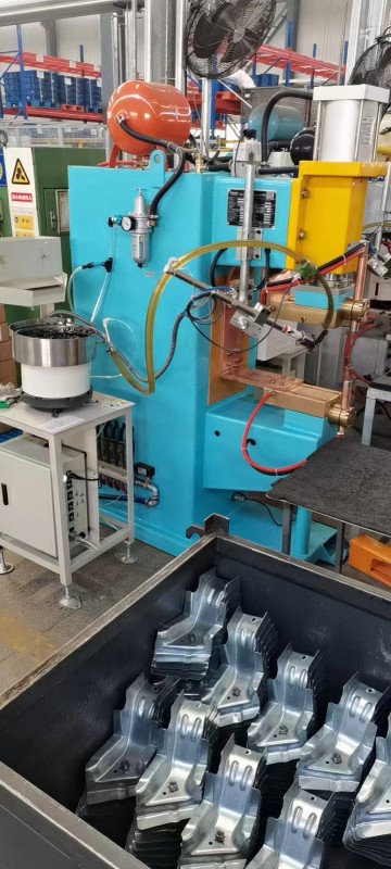 螺母輸送機配套座式點焊機使用場景